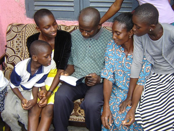 Afoakwa Family Reads Together